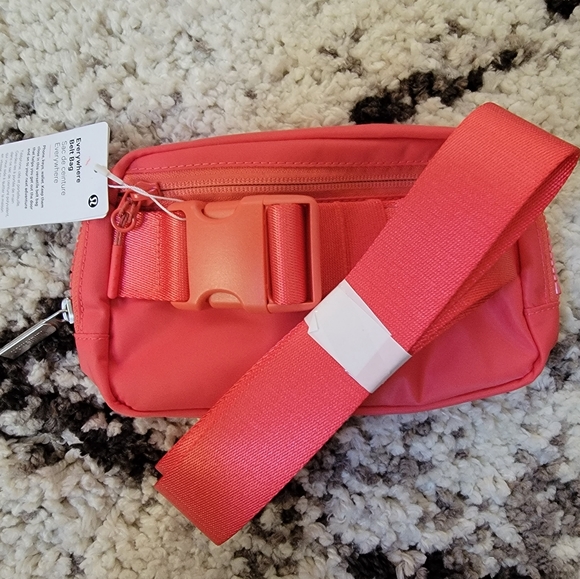 Lululemon Everywhere Belt Bag (EBB) - Pale Raspberry - Picture 4 of 12
